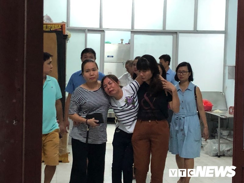 be trai bi co quen tren o to 3