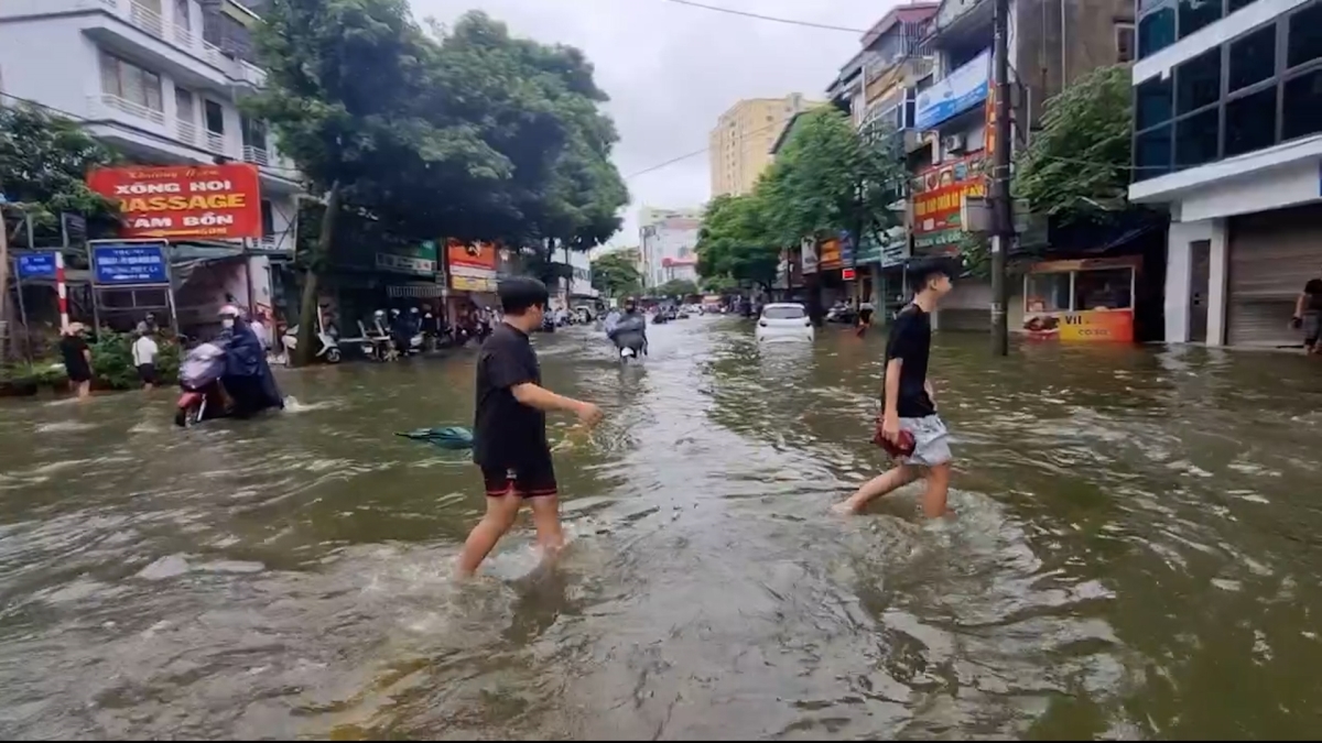  Nhiều nơi ngập sâu trong 'biển nước', giao thông Hà Nội tê liệt