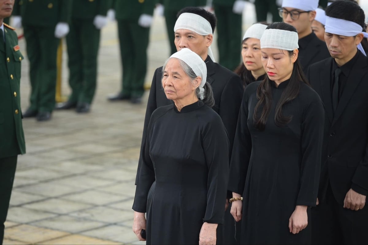 Phu nhân Ngô Thị Mận khóc nghẹn trong lễ Quốc tang Tổng Bí thư Nguyễn Phú Trọng