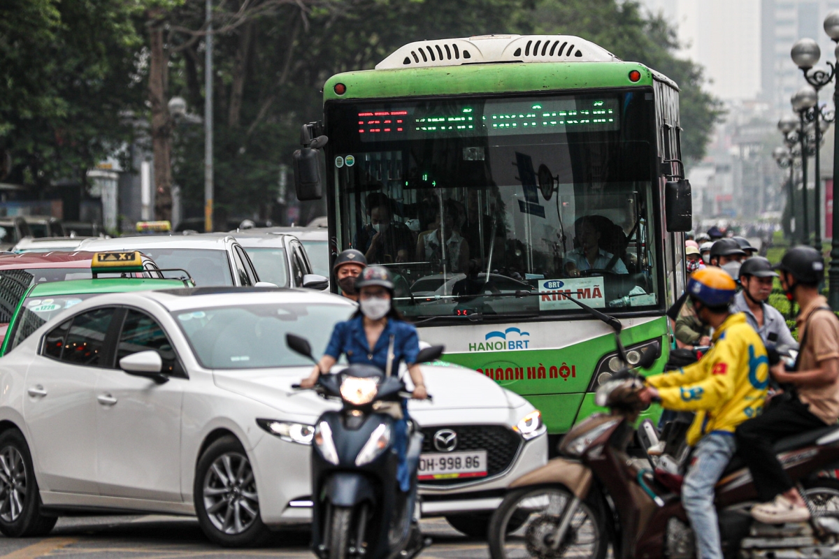 Bị cướp làn đường, buýt nhanh BRT chôn chân trên phố Hà Nội