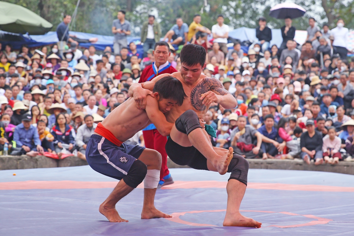 Về hội làng hạ cao thủ MMA, đô vật cầm xô, bao tải hứng 'mưa' tiền