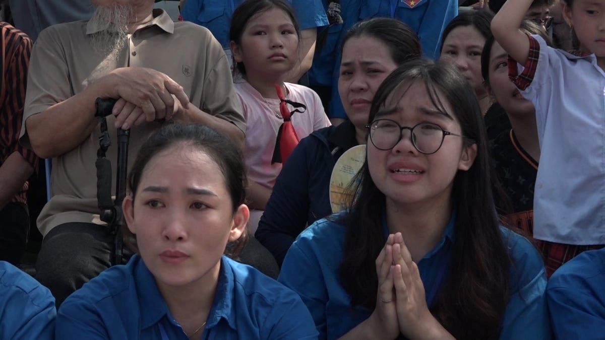 Người dân đồng thanh hát Quốc ca, rơi lệ tiễn đưa Tổng Bí thư Nguyễn Phú Trọng