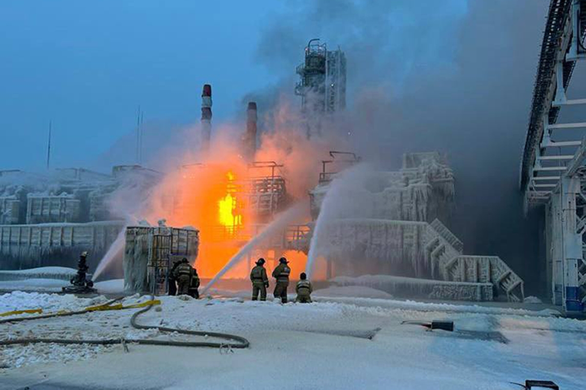 Ukraine tấn công cơ sở dầu mỏ của Nga