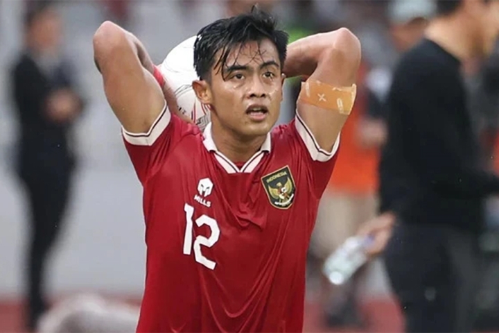 Vì sao cầu thủ U23 Indonesia ném biên thẳng vào lưới không tính bàn thắng?