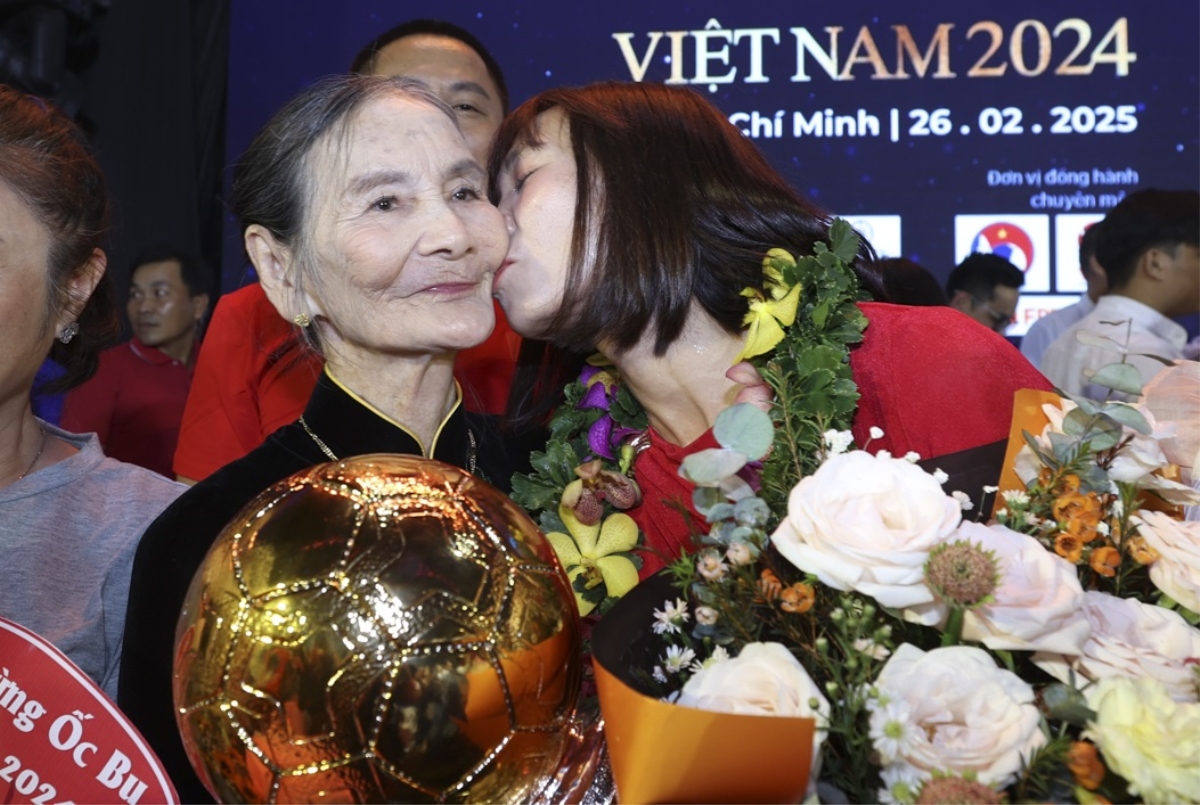 Lời xúc động của nữ cầu thủ đặc biệt nhất giành Quả bóng vàng Việt Nam