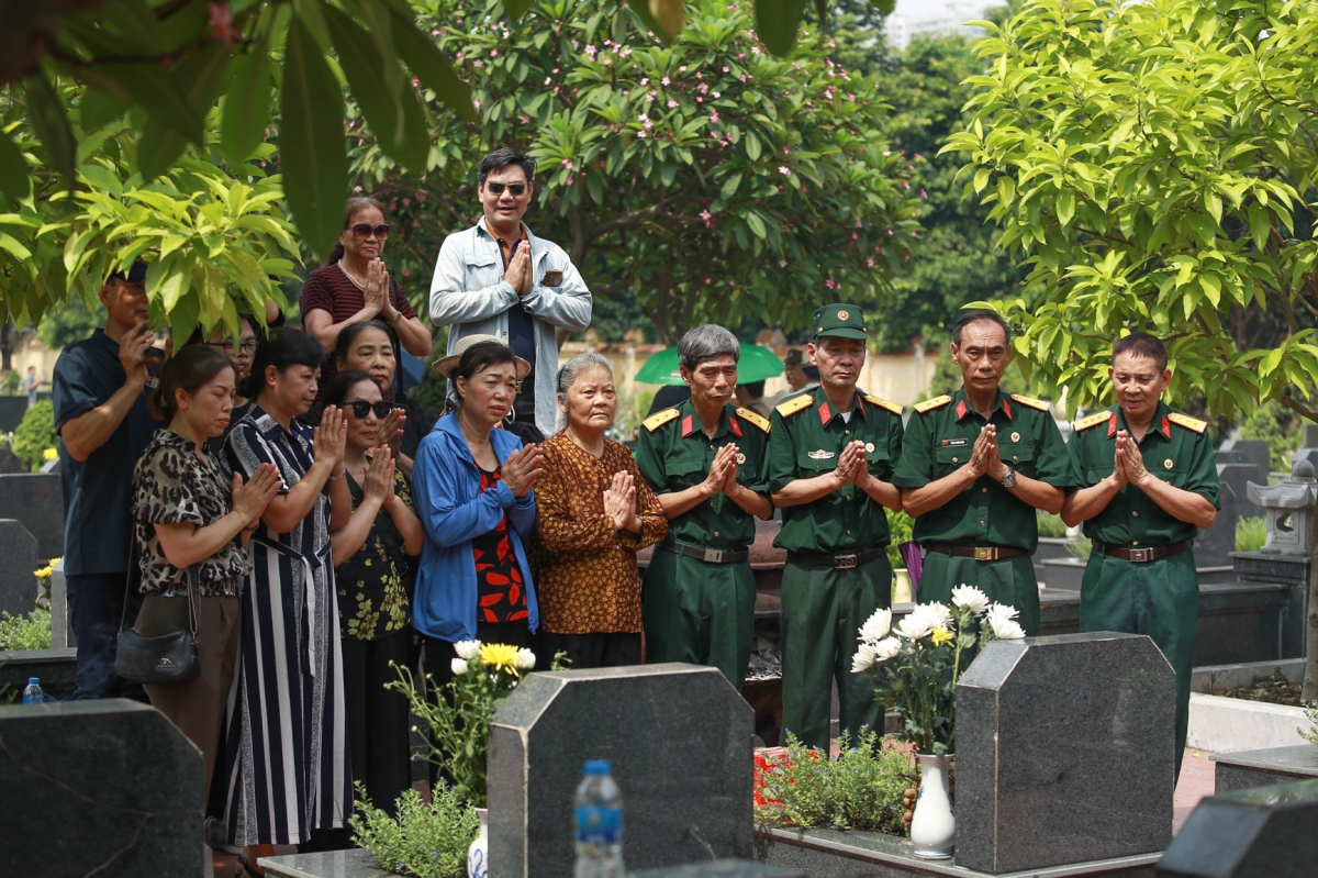 Người dân dâng hương, tri ân Anh hùng liệt sĩ tại nghĩa trang Mai Dịch