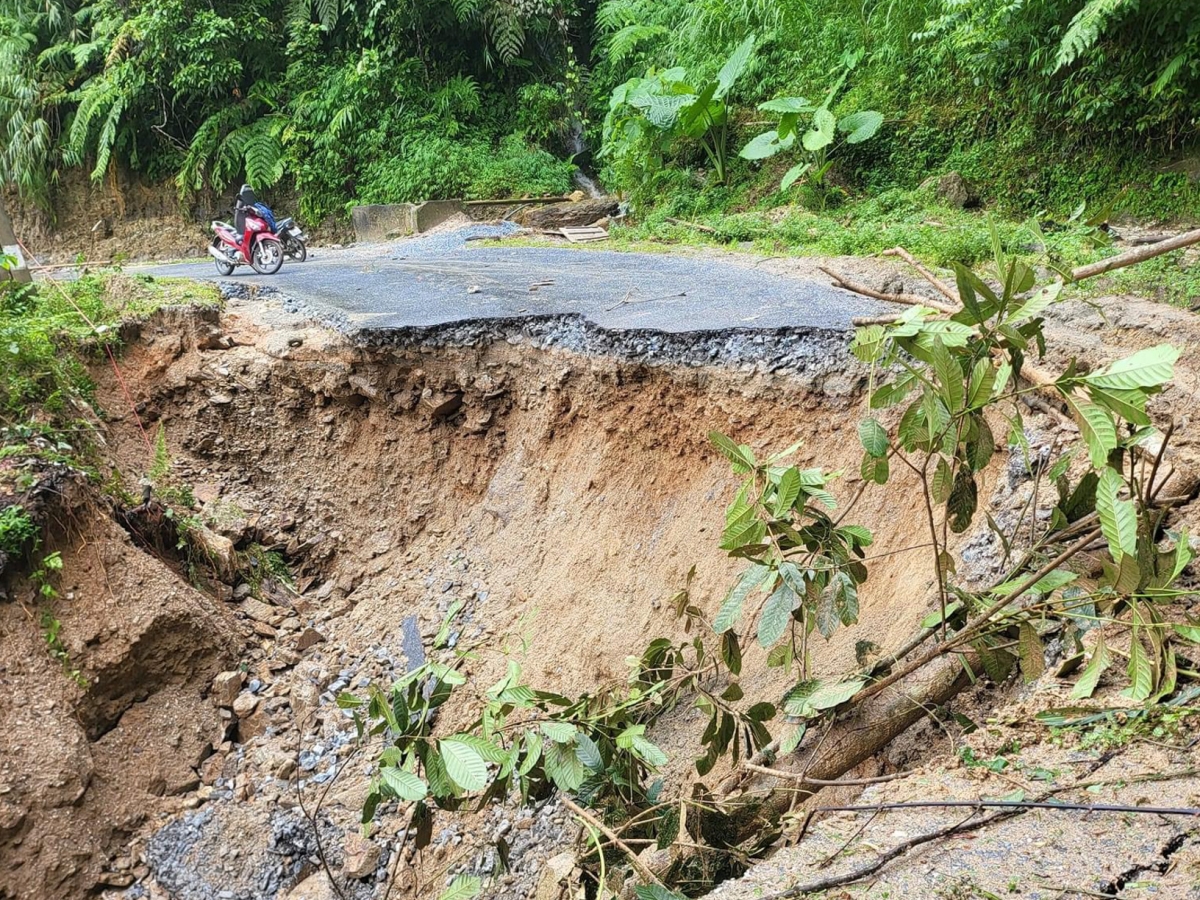 Sạt lở vùi lấp nhà dân ở Hà Giang, 3 người thương vong