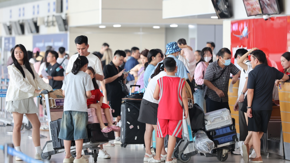 Mặc giá vé cao, sân bay Nội Bài chật kín người đi du lịch tứ phương
