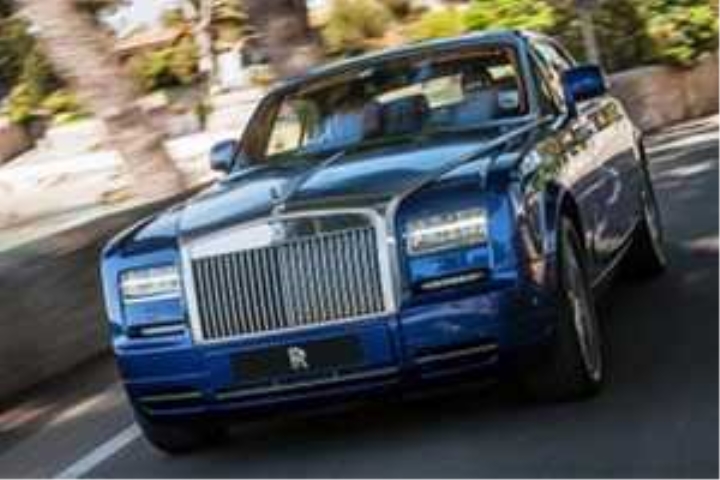 Nhiều xe RollsRoyce cháy rụi cùng hàng trăm chiếc Mercedes BMW  Tuổi Trẻ  Online