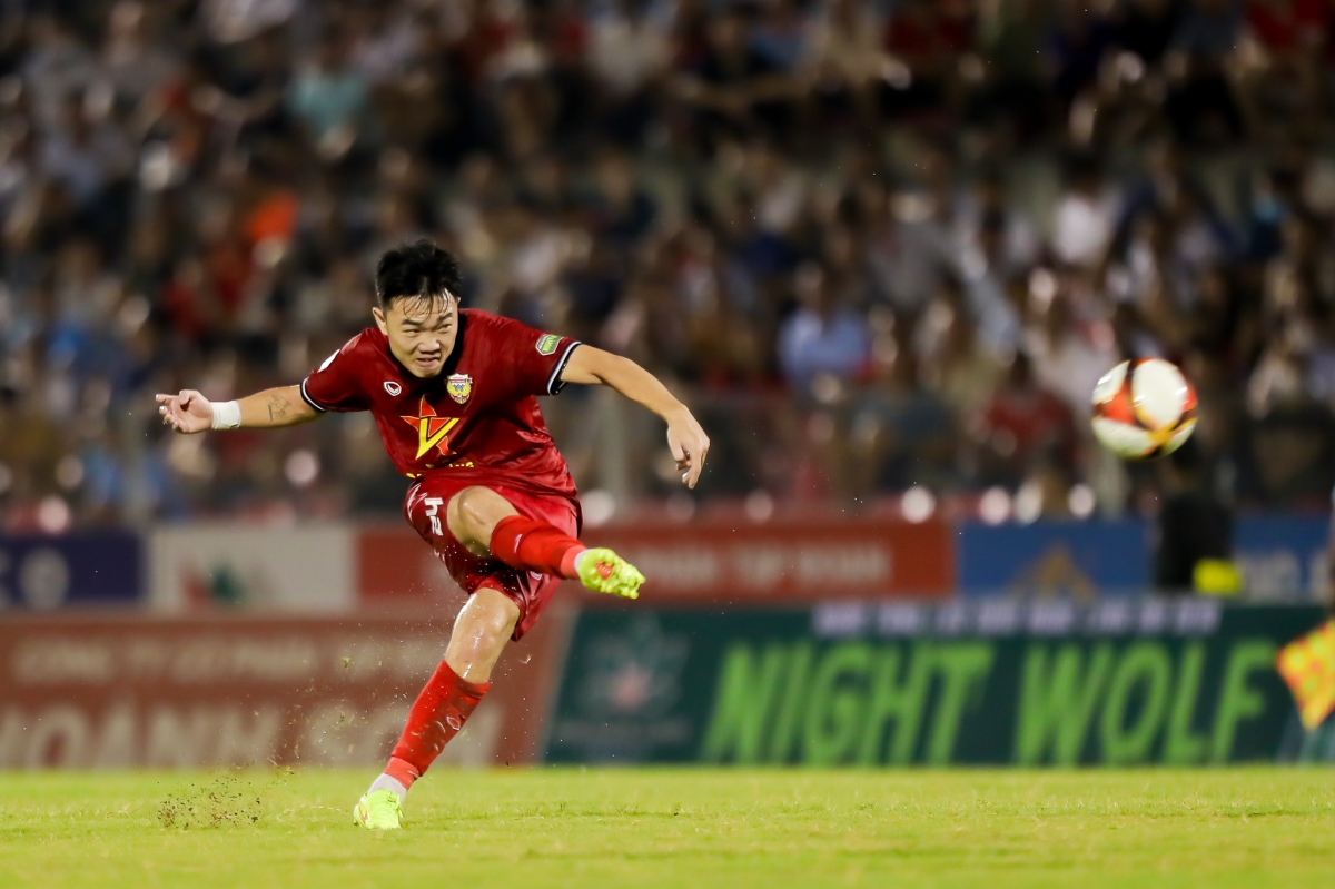 Ngoại binh tỏa sáng, CLB Quảng Nam giành 3 điểm kịch tính trên sân khách