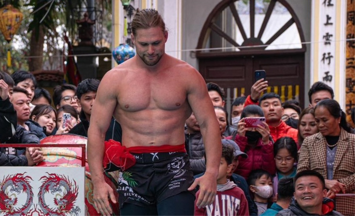 Võ sĩ MMA ngoại quốc tung hoành sới vật hội làng gây sốt mạng xã hội là ai?