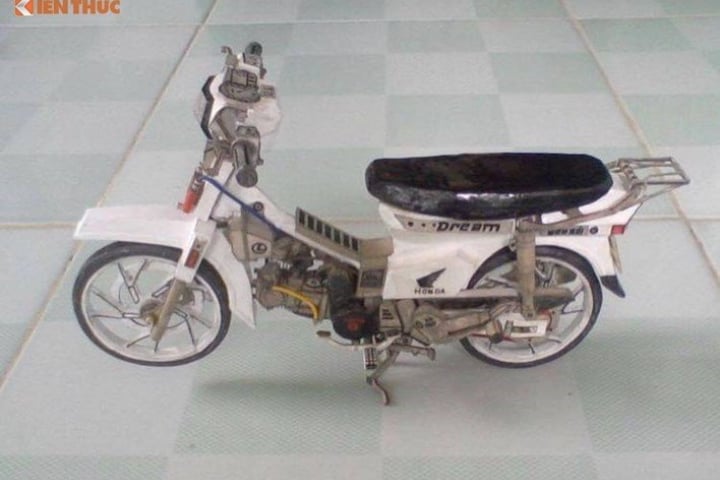 Ngỡ ngàng Honda Dream II làm từ giấy vụn tại Việt Nam