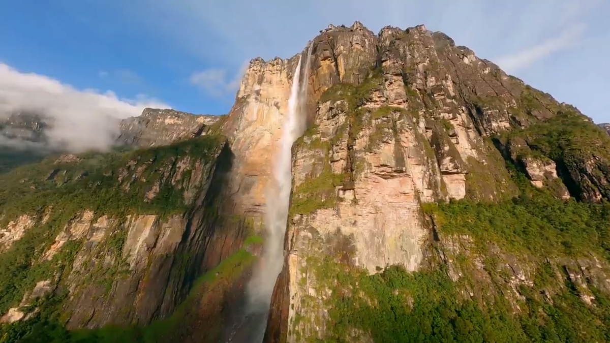 Khám phá thác nước cao nhất thế giới nằm sâu trong rừng