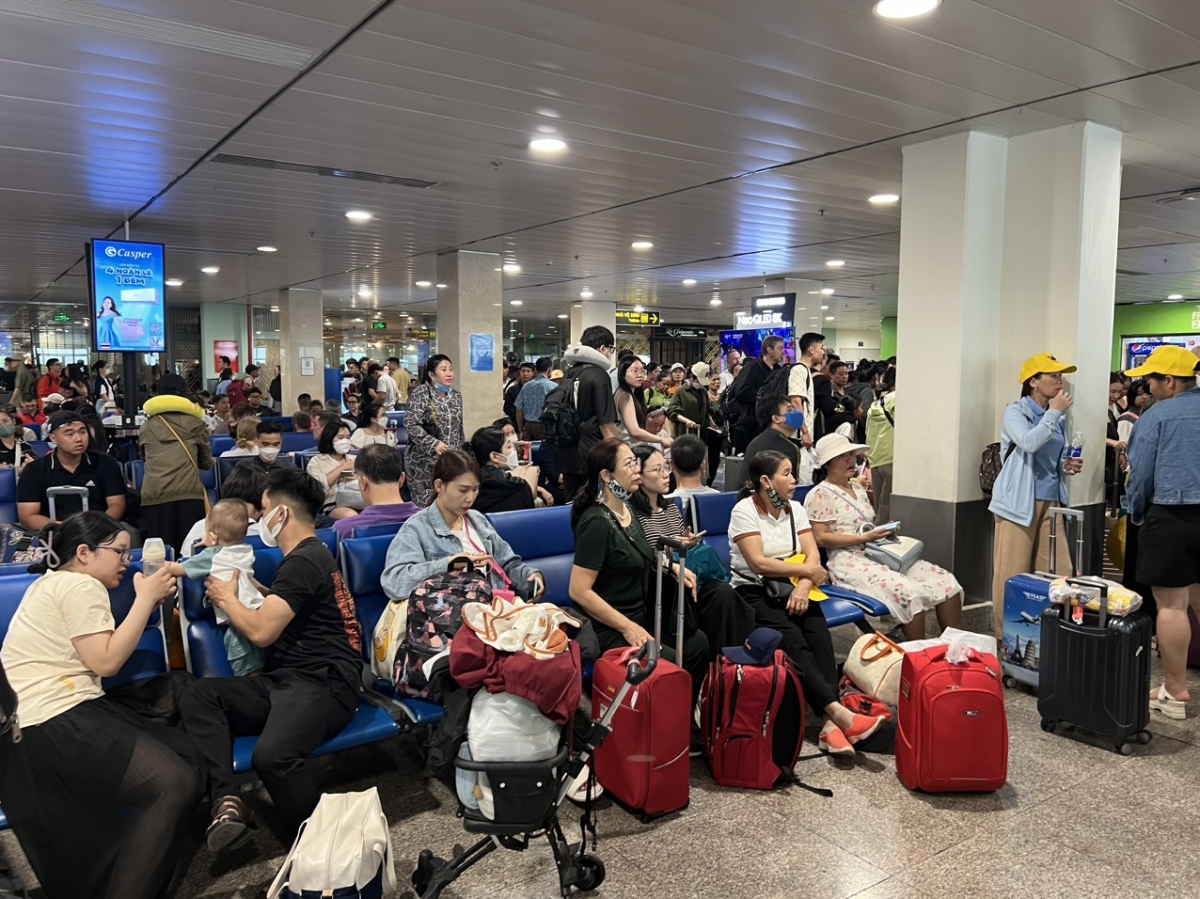 Nhiều chuyến bay trì hoãn, khách ở Sân bay Tân Sơn Nhất mệt mỏi chờ đợi