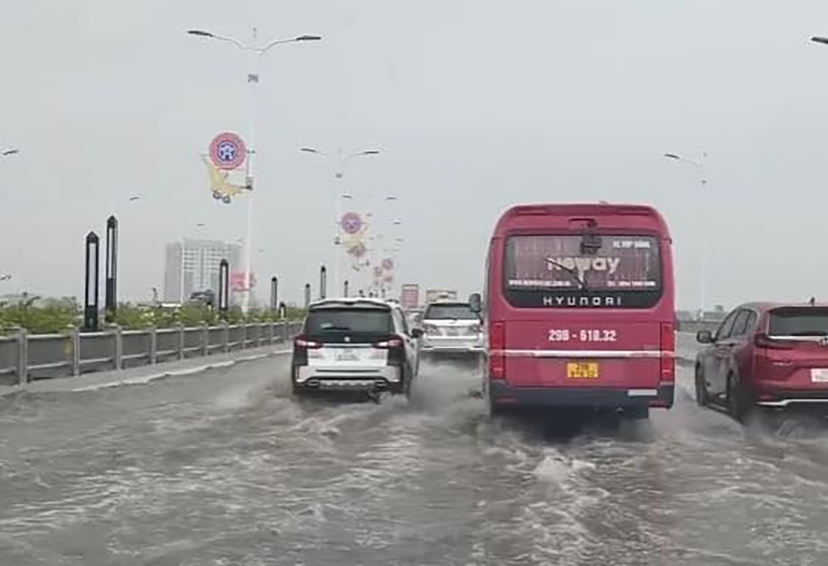 Sở GTVT Hà Nội yêu cầu làm rõ nguyên nhân cầu Vĩnh Tuy 2 ngập nước sau mưa lớn