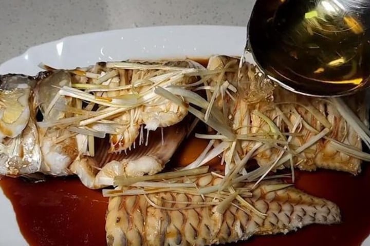 Xử lý cá rồng - Hãy xem những hình ảnh về cách xử lý cá rồng để chuẩn bị cho một bữa ăn với loại cá này. Bạn sẽ biết được những kỹ thuật cần thiết để xóa bỏ mùi tanh cùng các bước tiếp theo để tạo nên món ăn ngon miệng và bổ dưỡng nhất.