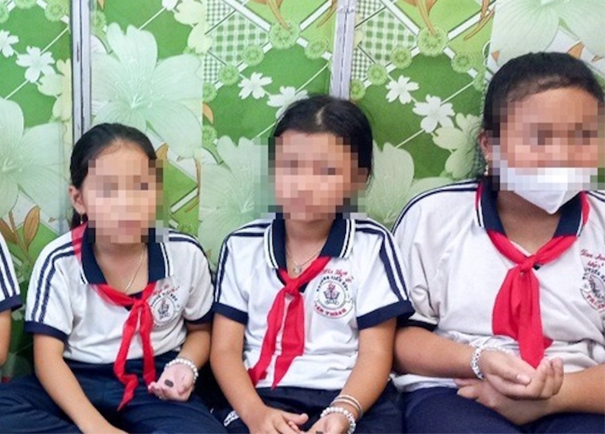9 học sinh nhập viện sau khi ăn kẹo mua ở cổng trường