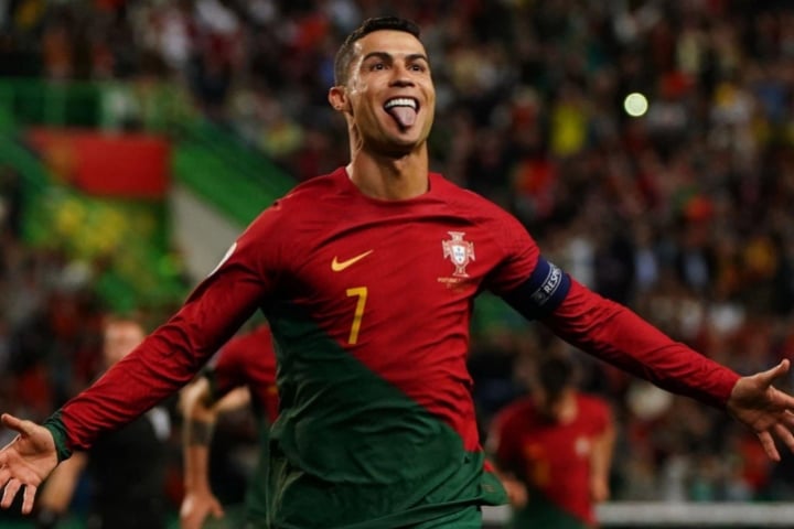 Ronaldo phá kỷ lục thế giới, ghi 2 bàn giúp Bồ Đào Nha thắng đậm