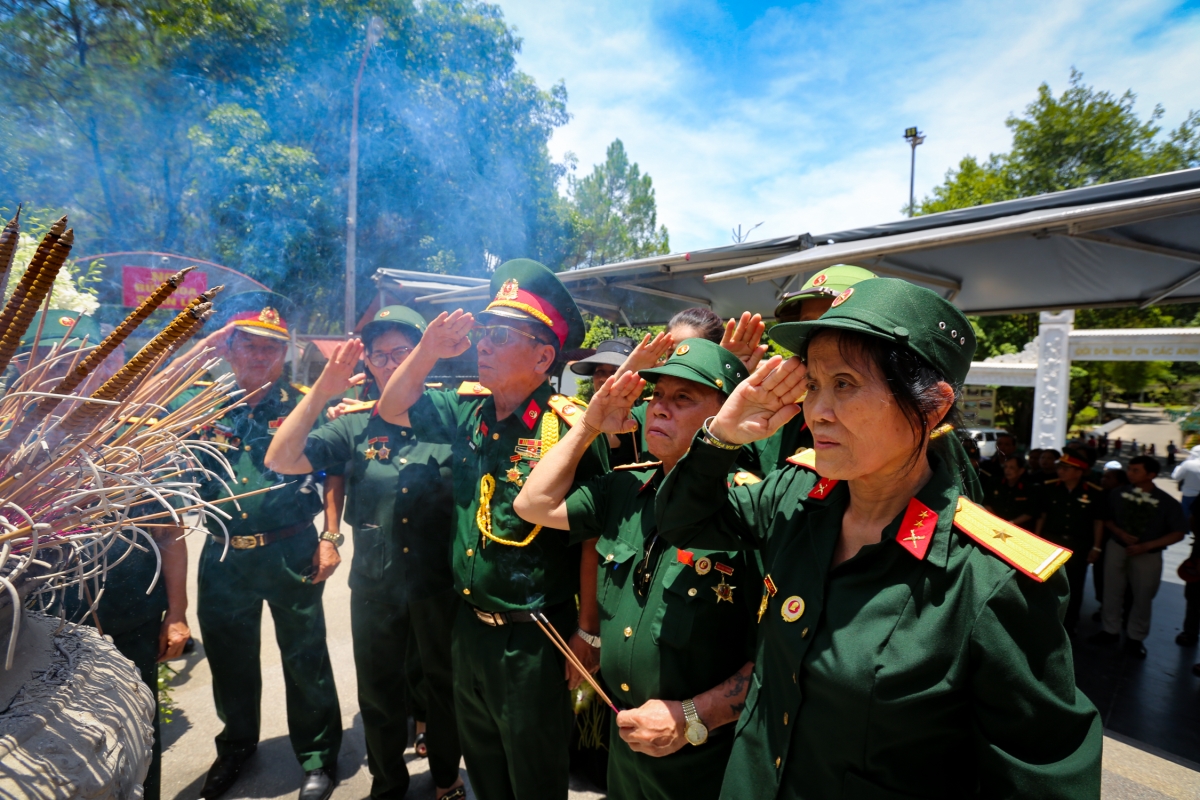 Người dân đội nắng 40 độ về Ngã ba Đồng Lộc dâng hương