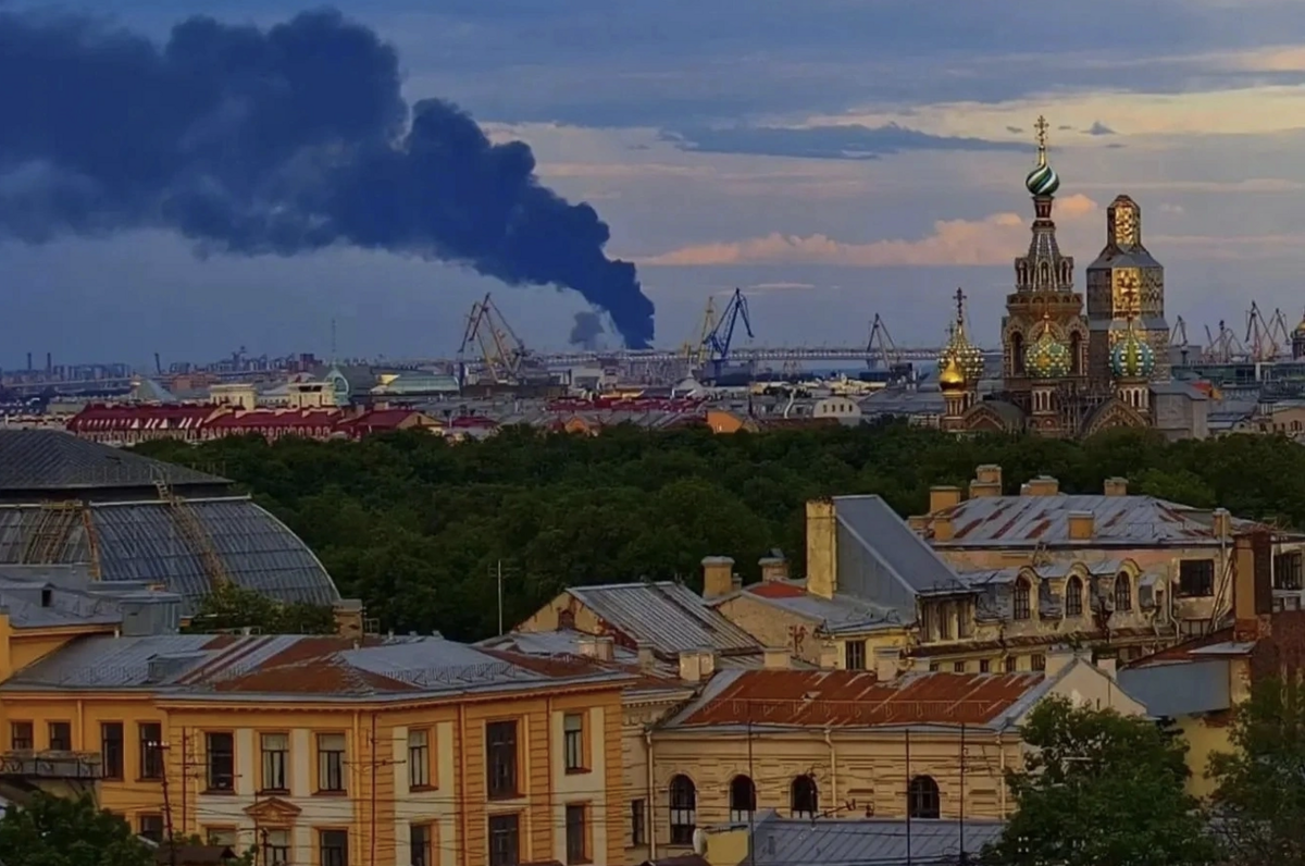 Ukraine tập kích quy mô lớn vào cảng và kho dầu của Nga ở St. Petersburg