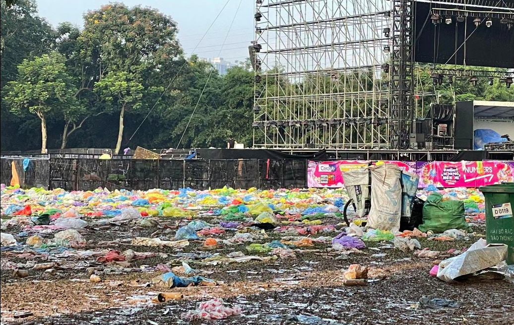 Concert ở Hà Nội ngập rác, khán giả bì bõm lội bùn