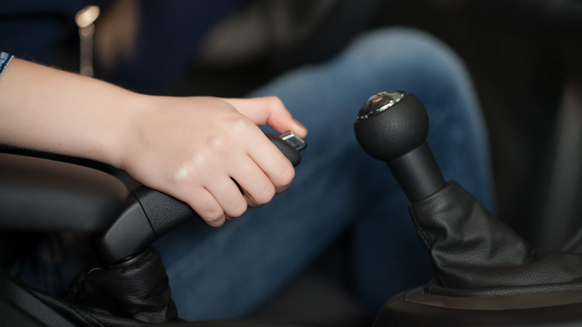 Ô tô không sử dụng dài ngày, có nên kéo phanh tay?