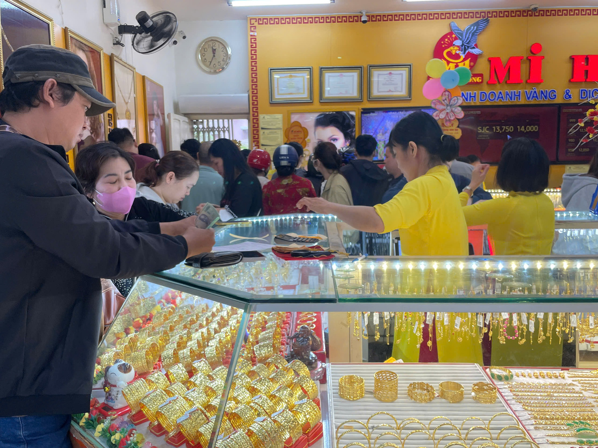 Khách đông nghẹt, tiệm vàng lâu đời tại TP.HCM giới hạn bán mỗi người 5 chỉ