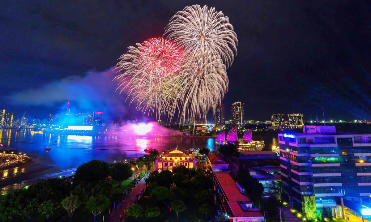 TP.HCM bắn pháo hoa ở 6 điểm chào năm mới 2026, có 1 điểm tại tháp tài ...