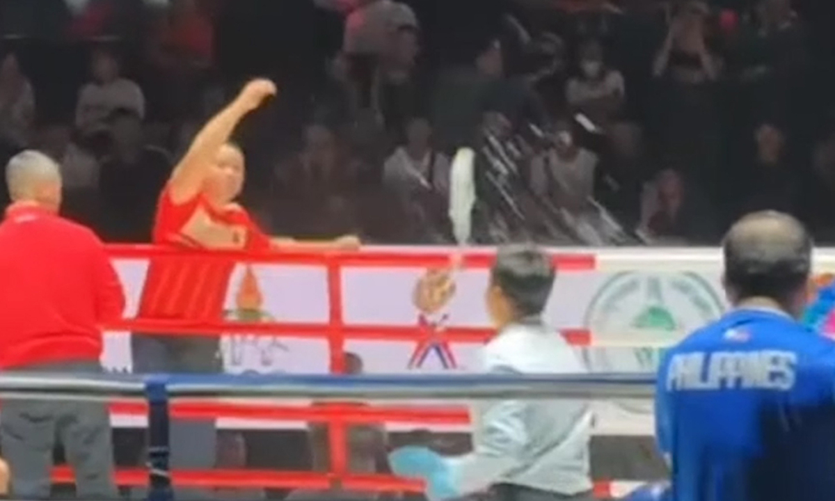 Nghi bị xử ép, HLV Việt Nam nổi giận ném chai nước, võ sĩ bỏ về không ...