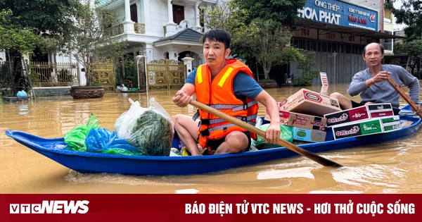 Người Thái Nguyên chèo thuyền mua nến, mua lương thực cầm cự qua ngày lũ