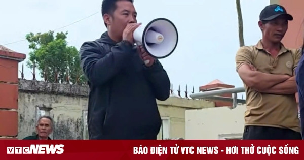 Trưởng thôn đi chân đất phát quà cứu trợ, không cần giấy vẫn nhớ tên 3.000 người dân