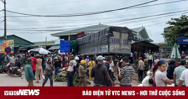 Xe tải lao thẳng vào chợ chuối ở Quảng Trị, 6 người thương vong