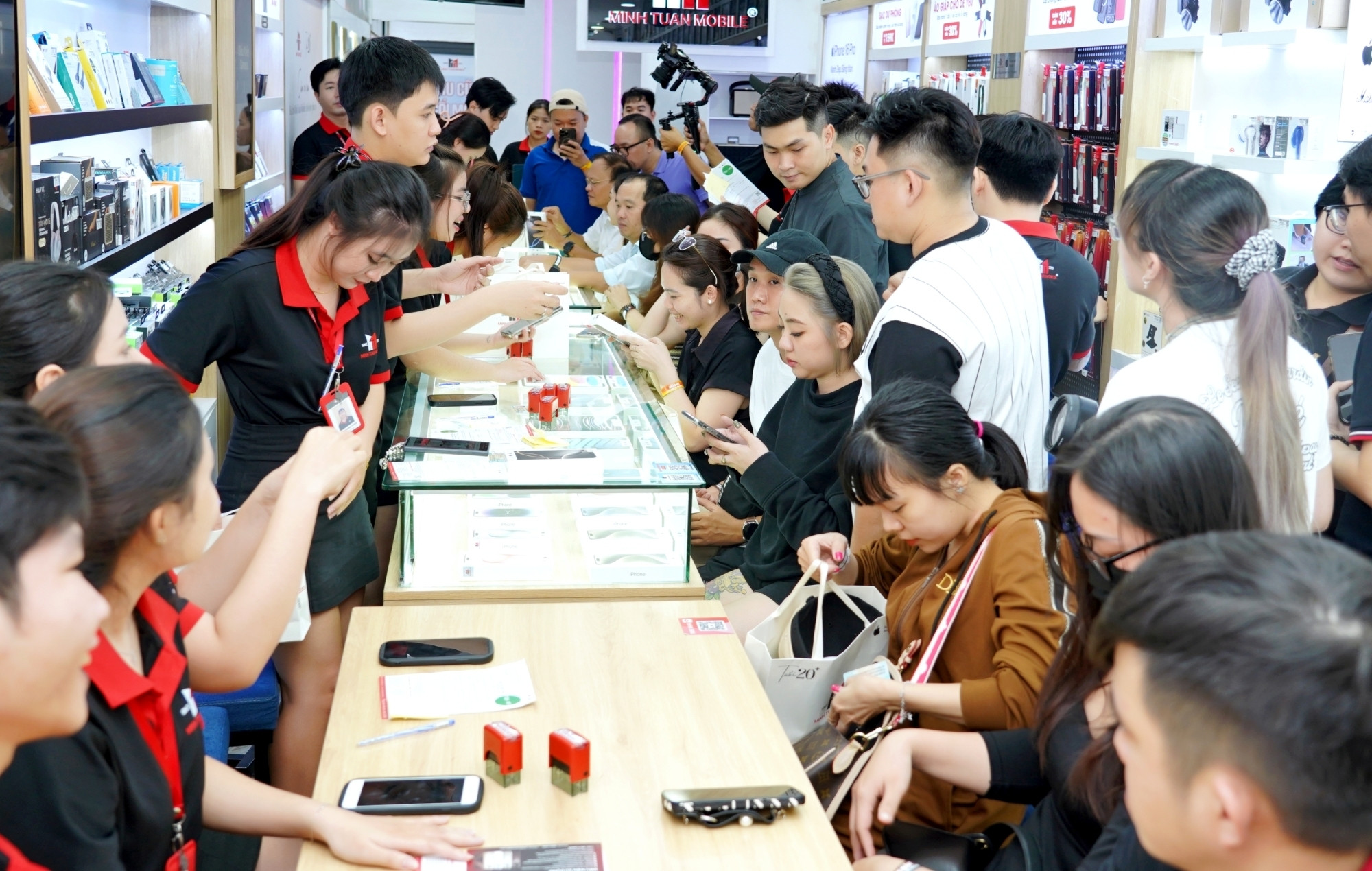 Mở bán iPhone 16 series