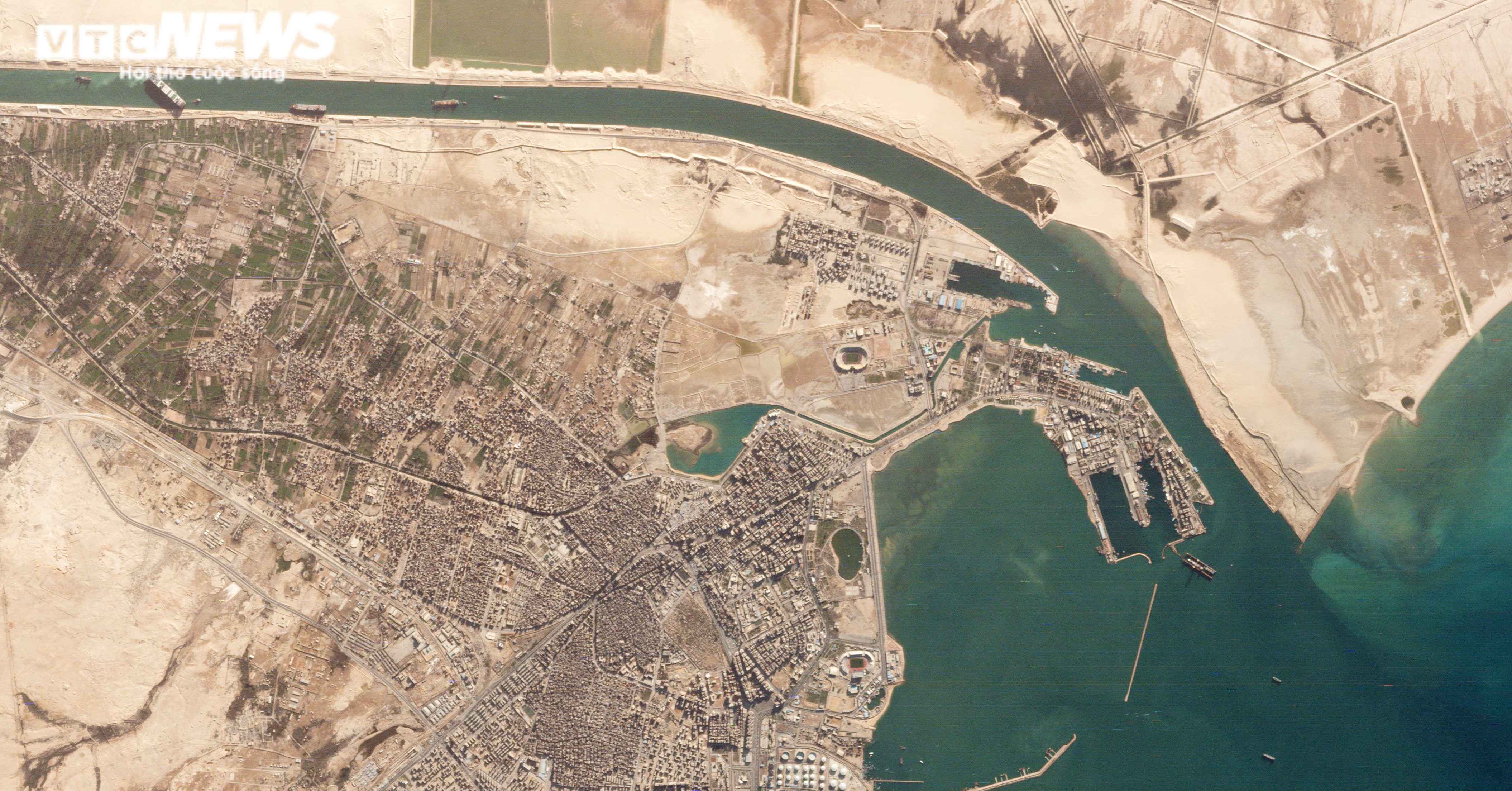 Tàu hàng mắc kẹt ở kênh đào Suez