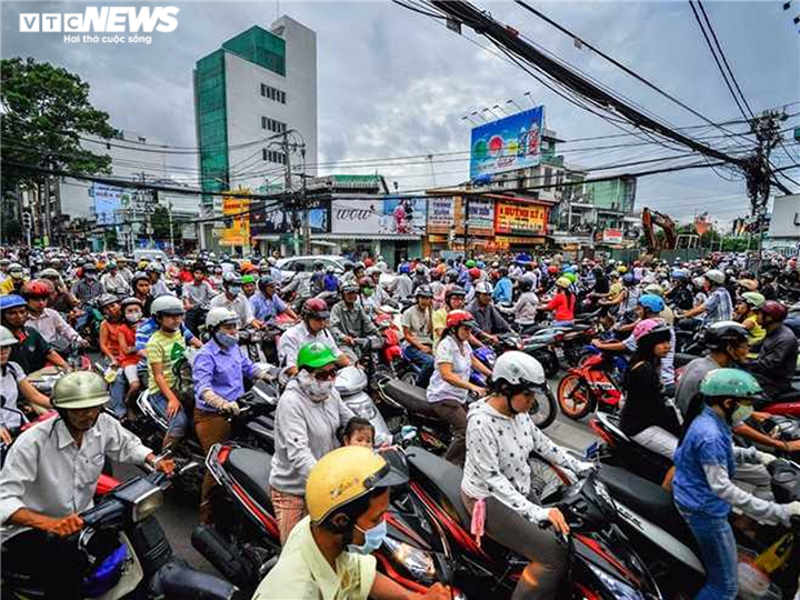 Người Việt lười đi bộ, một bước cũng lên xe máy