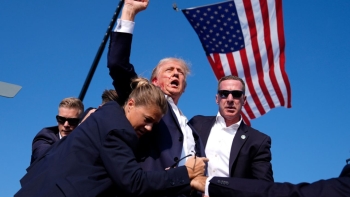 Ông Trump bị bắn khi đang vận động tranh cử