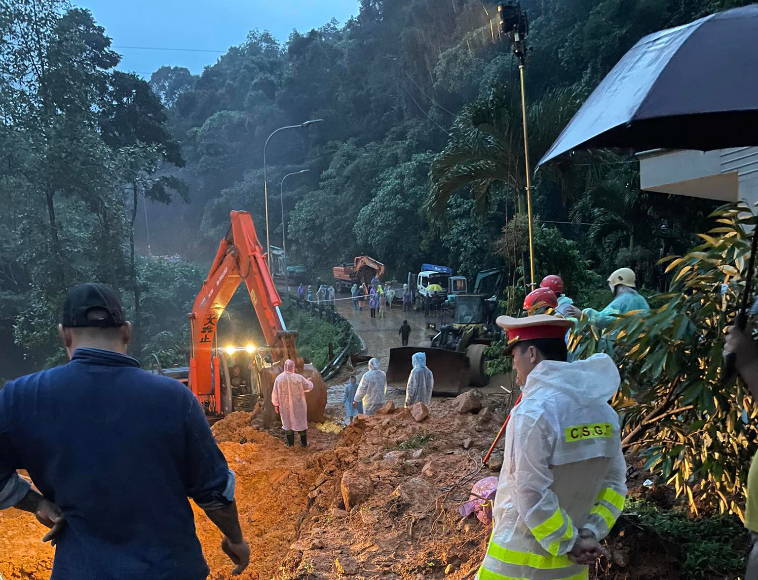 Sạt lở ở đèo Bảo Lộc, 4 người thiệt mạng 