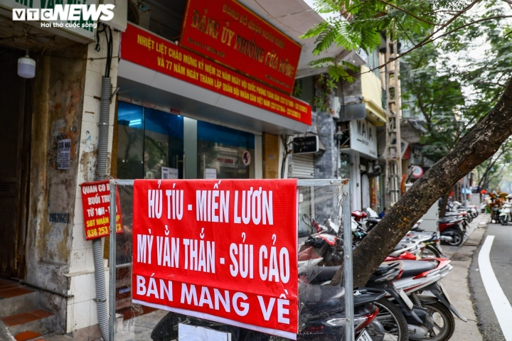 Hà Nội cấm bán hàng ăn uống tại chỗ gây tranh cãi