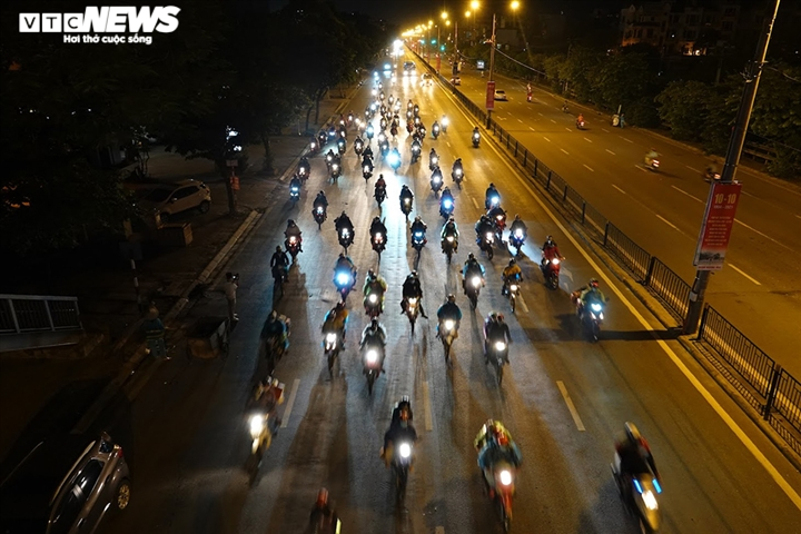 Người dân vượt ngàn km về quê