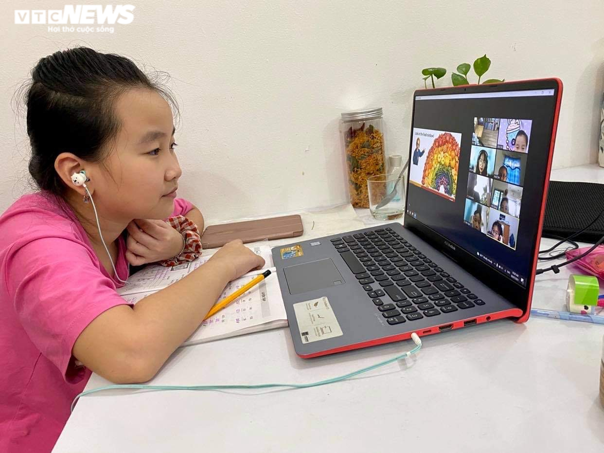Trẻ học online giữa dịch COVID-19