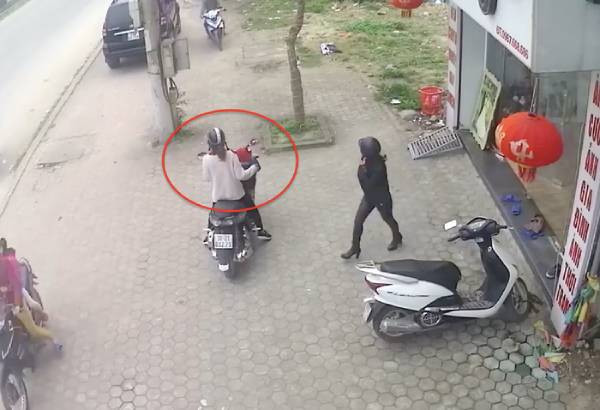 Bé 4 tuổi vặn tay ga xe máy, ba bà cháu tử vong