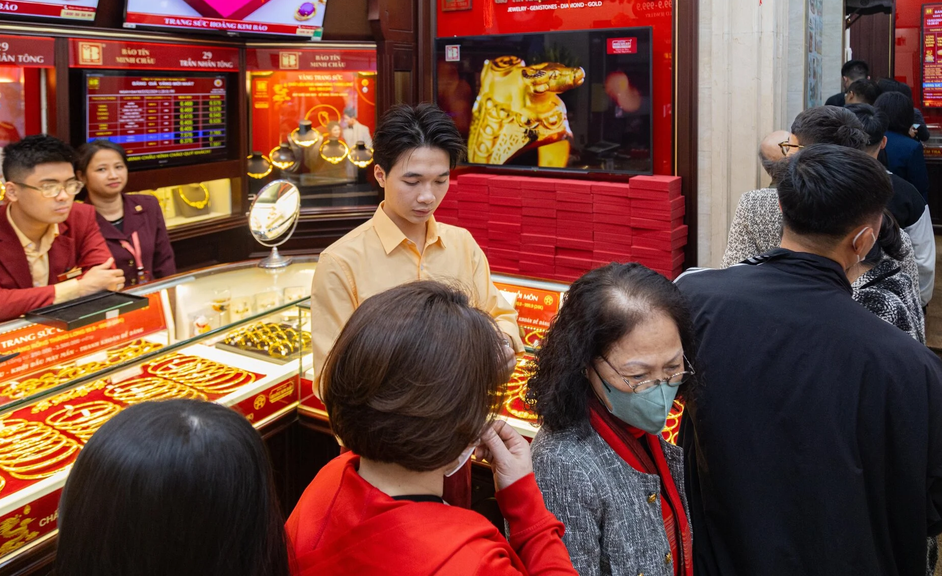 Xếp hàng mua vàng ngày vía Thần Tài 2024