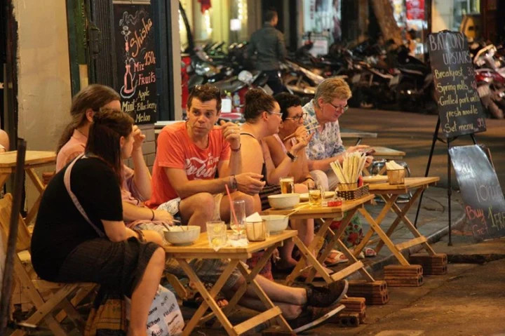 Dẹp buôn bán vỉa hè cho người đi bộ: Phải hài hoà với lợi ích người dân