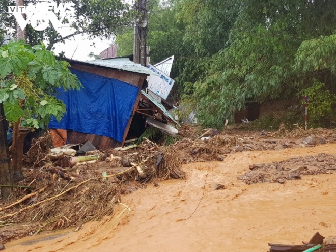 Sạt lở đất vùi lấp nhiều người ở Quảng Nam