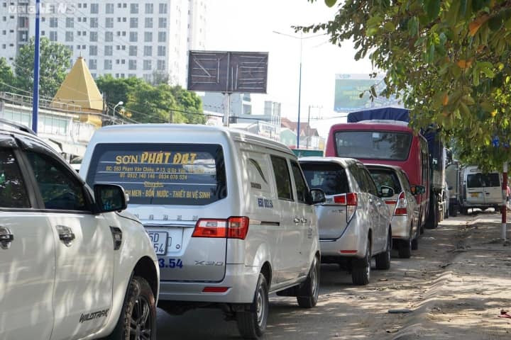 Ô tô xếp hàng dài chờ đăng kiểm ở TP.HCM