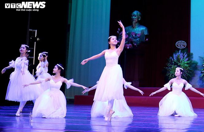 Hơn 300 học viên trường Múa kêu cứu