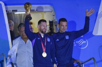 Messi cầm cúp xuống máy bay, triệu người Argentina thức xuyên đêm chào đón