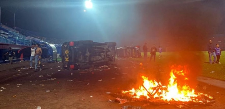 Thảm kịch bóng đá Indonesia: CĐV bạo loạn, hơn 120 người thiệt mạng