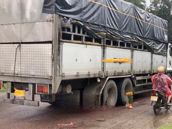 Xe tải lùi cán chết 3 mẹ con ở Phú Yên