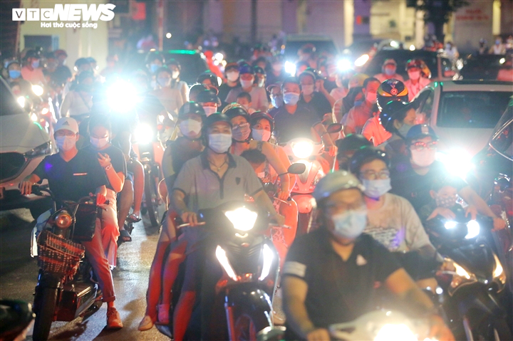 'Biển người' đổ ra đường trong đêm Trung thu, các tuyến phố Hà Nội đông nghẹt